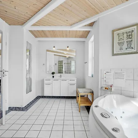 Beautiful In With 4 Bedrooms, Sauna And Wifi Holiday home *